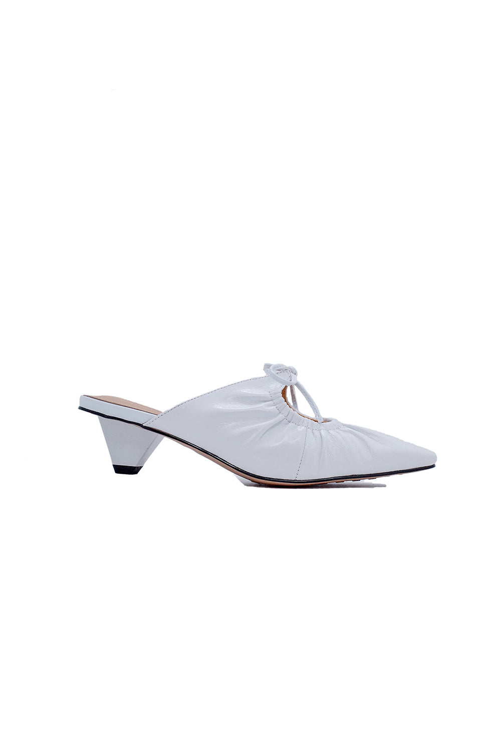 <tc>White Breezy Backless Heel Mules</tc>