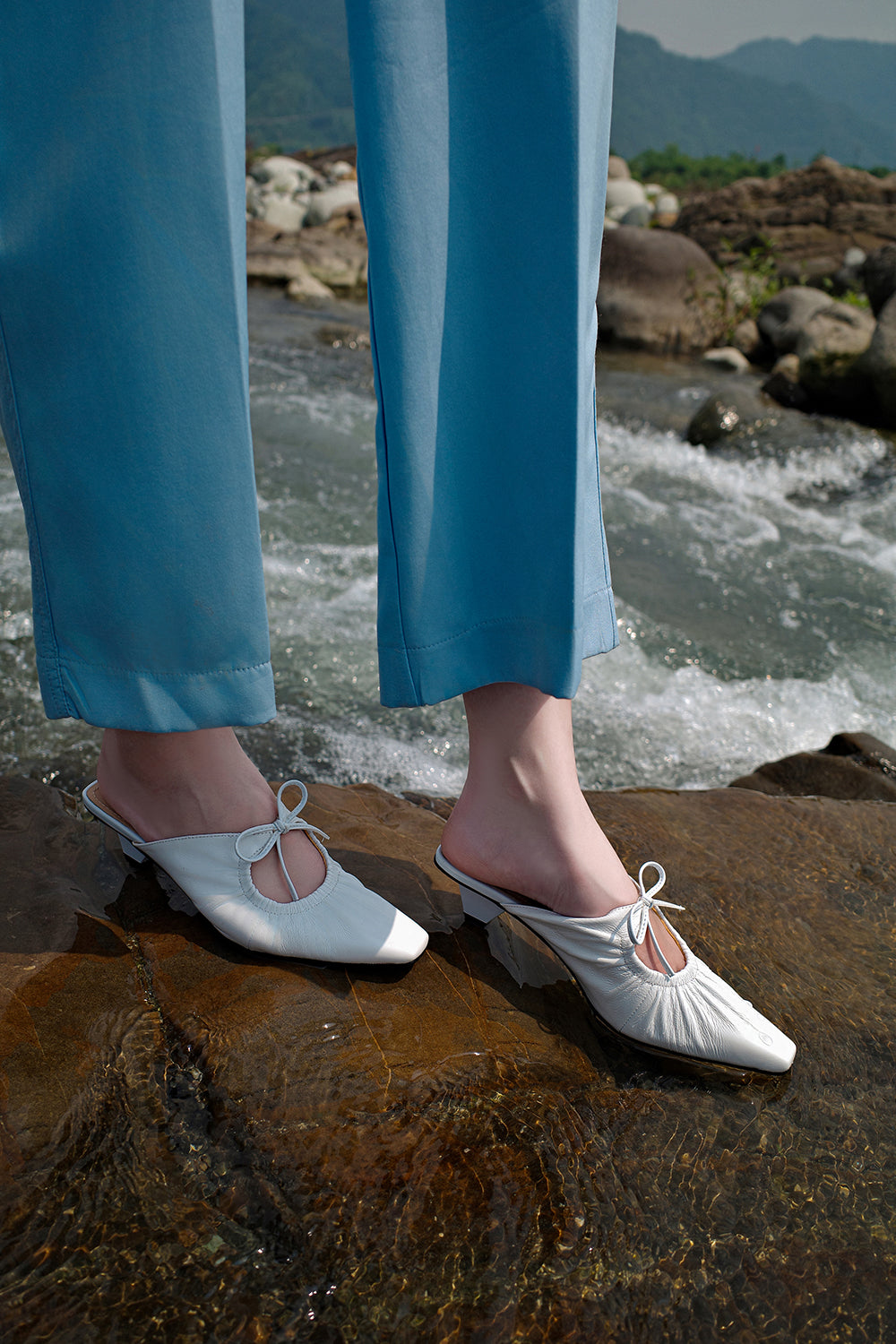 <tc>White Breezy Backless Heel Mules</tc>