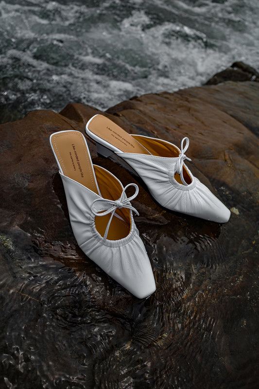 <tc>White Breezy Backless Heel Mules</tc>