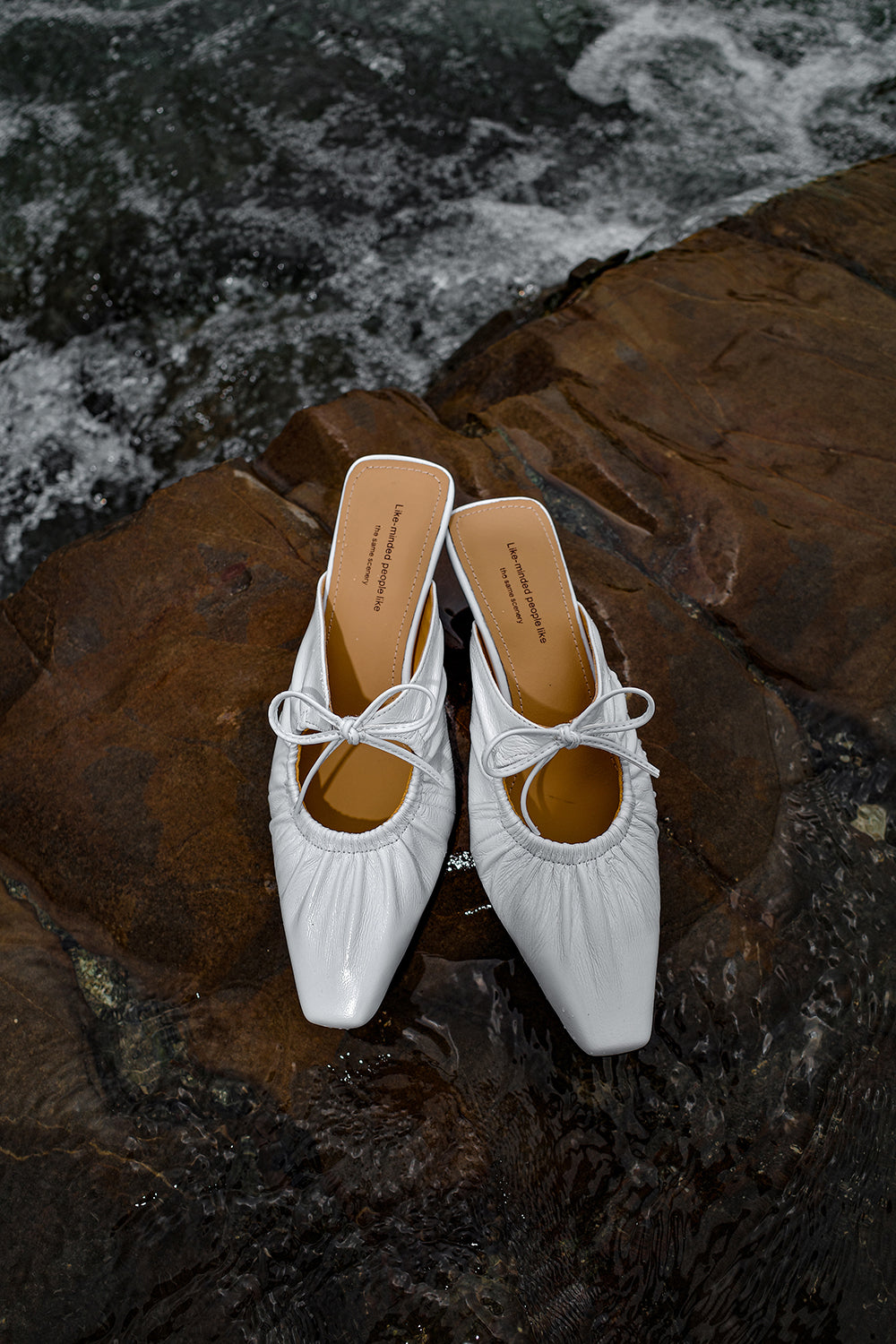 <tc>White Breezy Backless Heel Mules</tc>