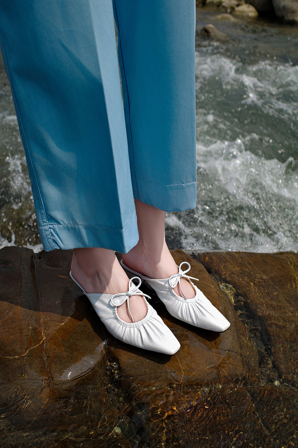 <tc>White Breezy Backless Heel Mules</tc>