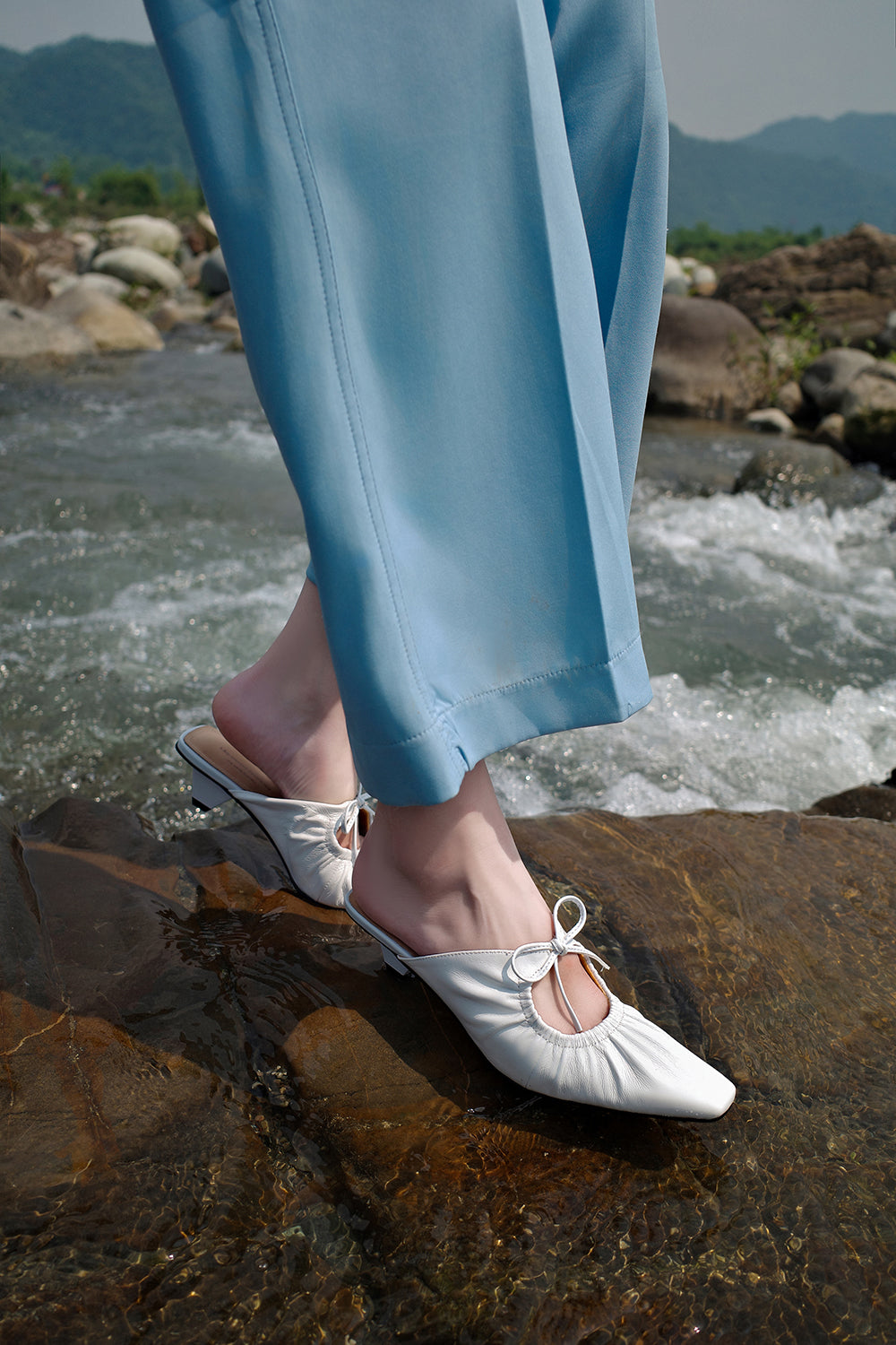 <tc>White Breezy Backless Heel Mules</tc>