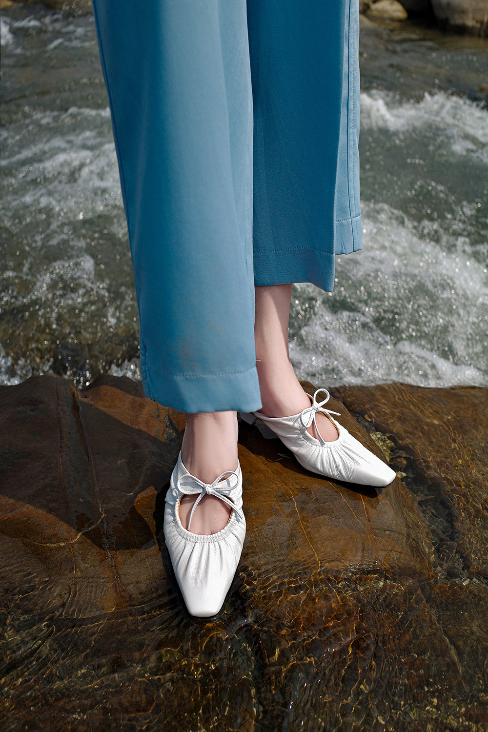 <tc>White Breezy Backless Heel Mules</tc>