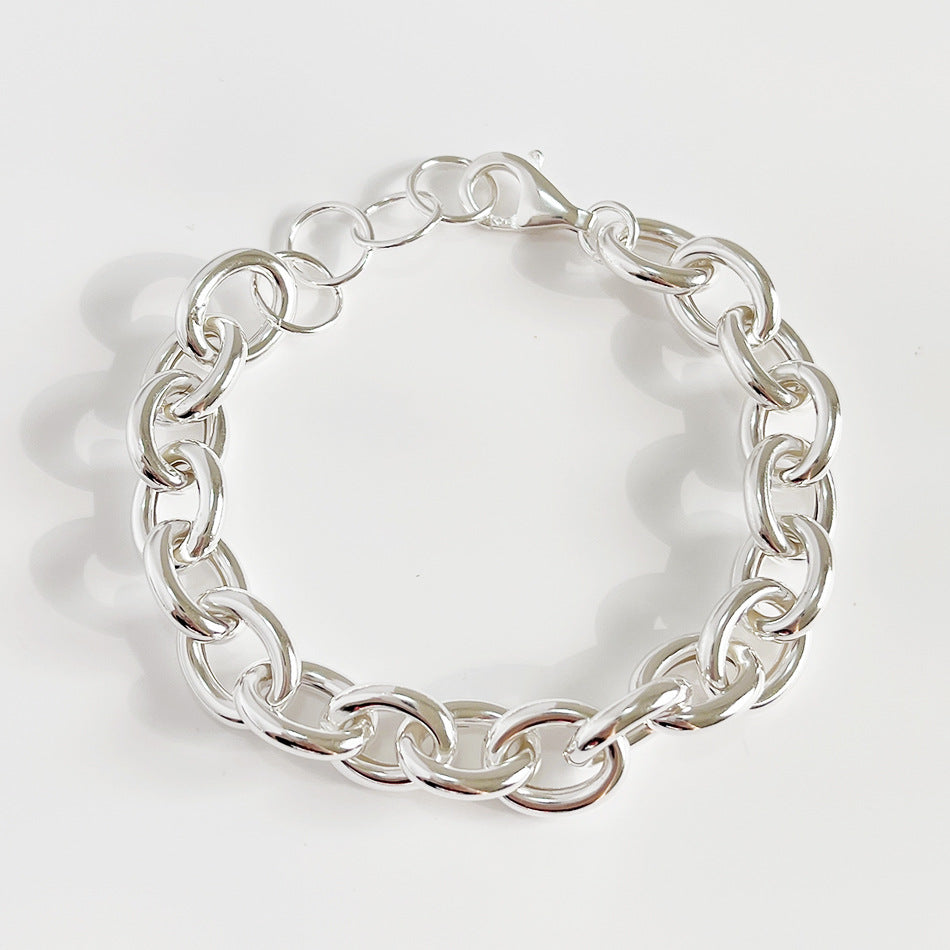 Chic bracelet featuring a thick silver chunky chain