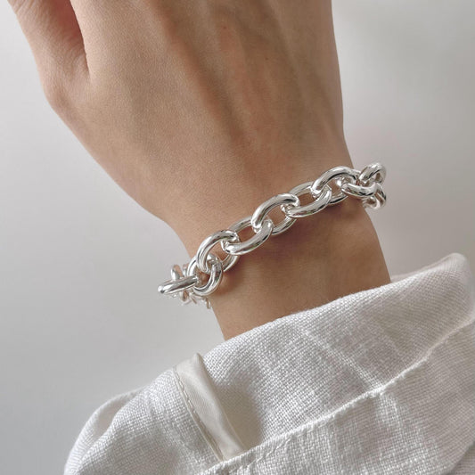 Chic bracelet featuring a thick silver chunky chain