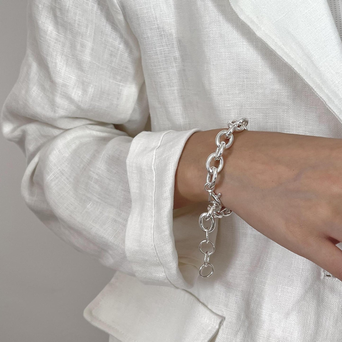 Chic bracelet featuring a thick silver chunky chain