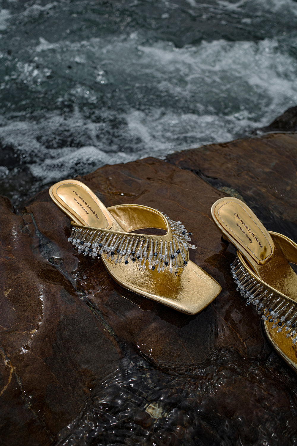 海風に揺れるタッセルハイヒールサンダル（Gold Breezy Tassel Sandals）