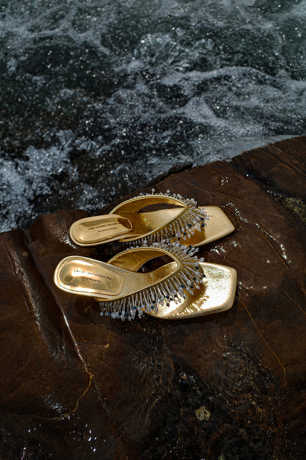 <tc>Gold Breezy Tassel Sandals</tc>