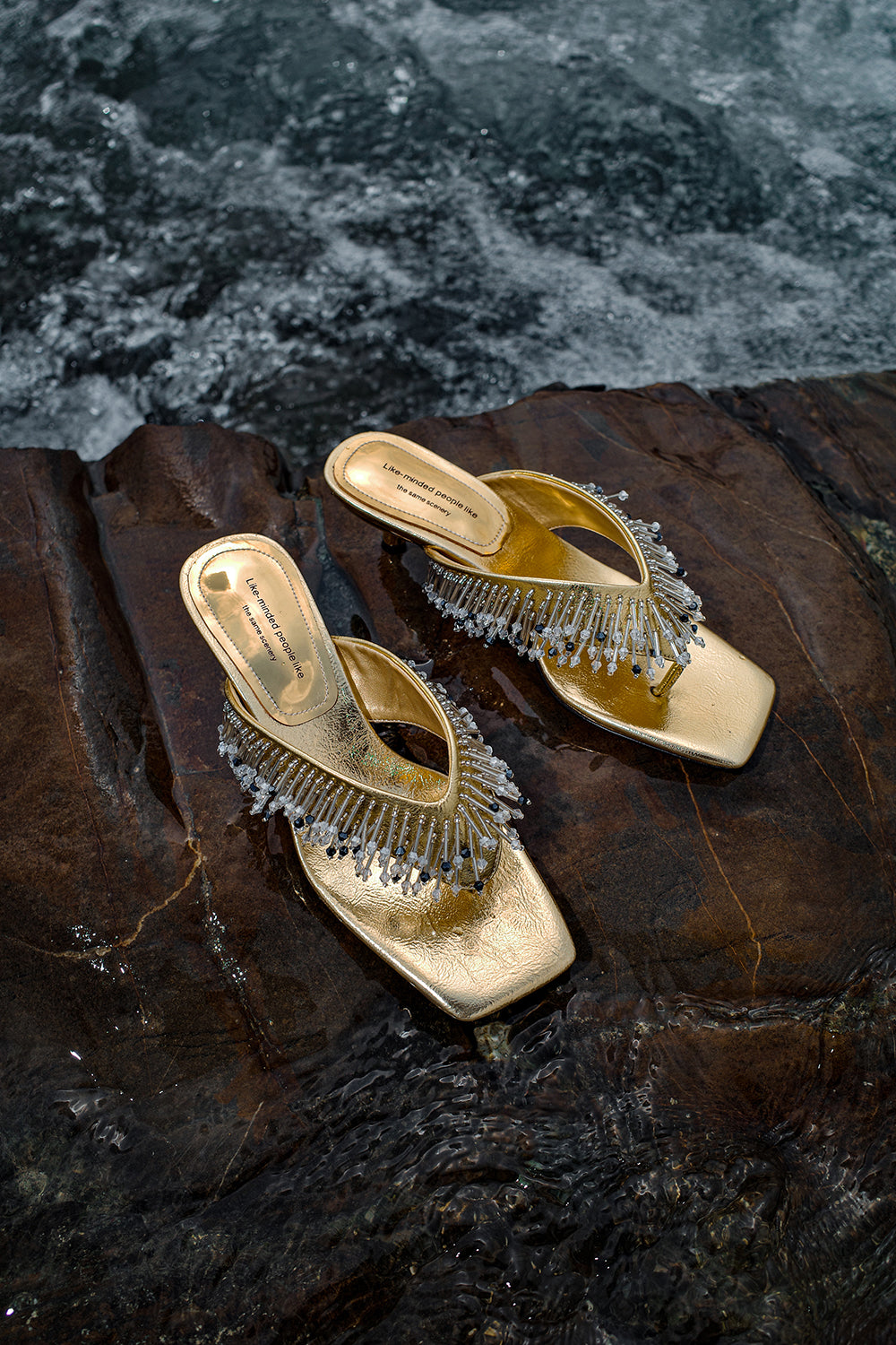 海風に揺れるタッセルハイヒールサンダル（Gold Breezy Tassel Sandals）