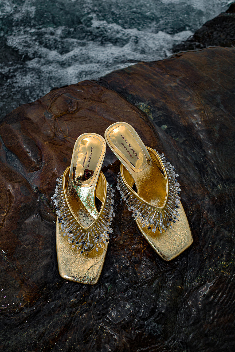 <tc>Gold Breezy Tassel Sandals</tc>