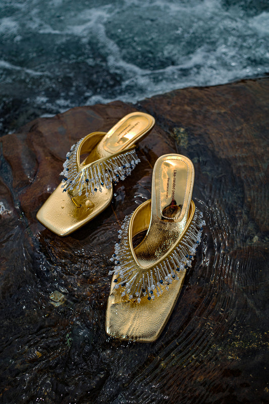 <tc>Gold Breezy Tassel Sandals</tc>