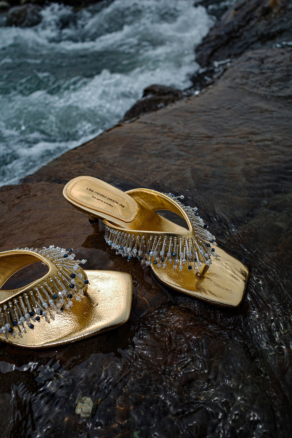 海風に揺れるタッセルハイヒールサンダル（Gold Breezy Tassel Sandals）