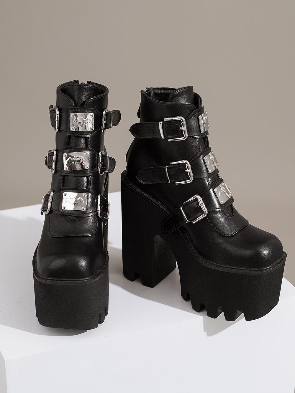 <tc>Women's Black Buckles Fashion Block Heel Platform Ankle Booties</tc>