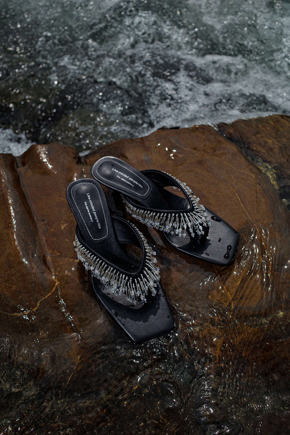 海風に揺れるタッセルハイヒールサンダル（Black Breezy Tassel Sandals）