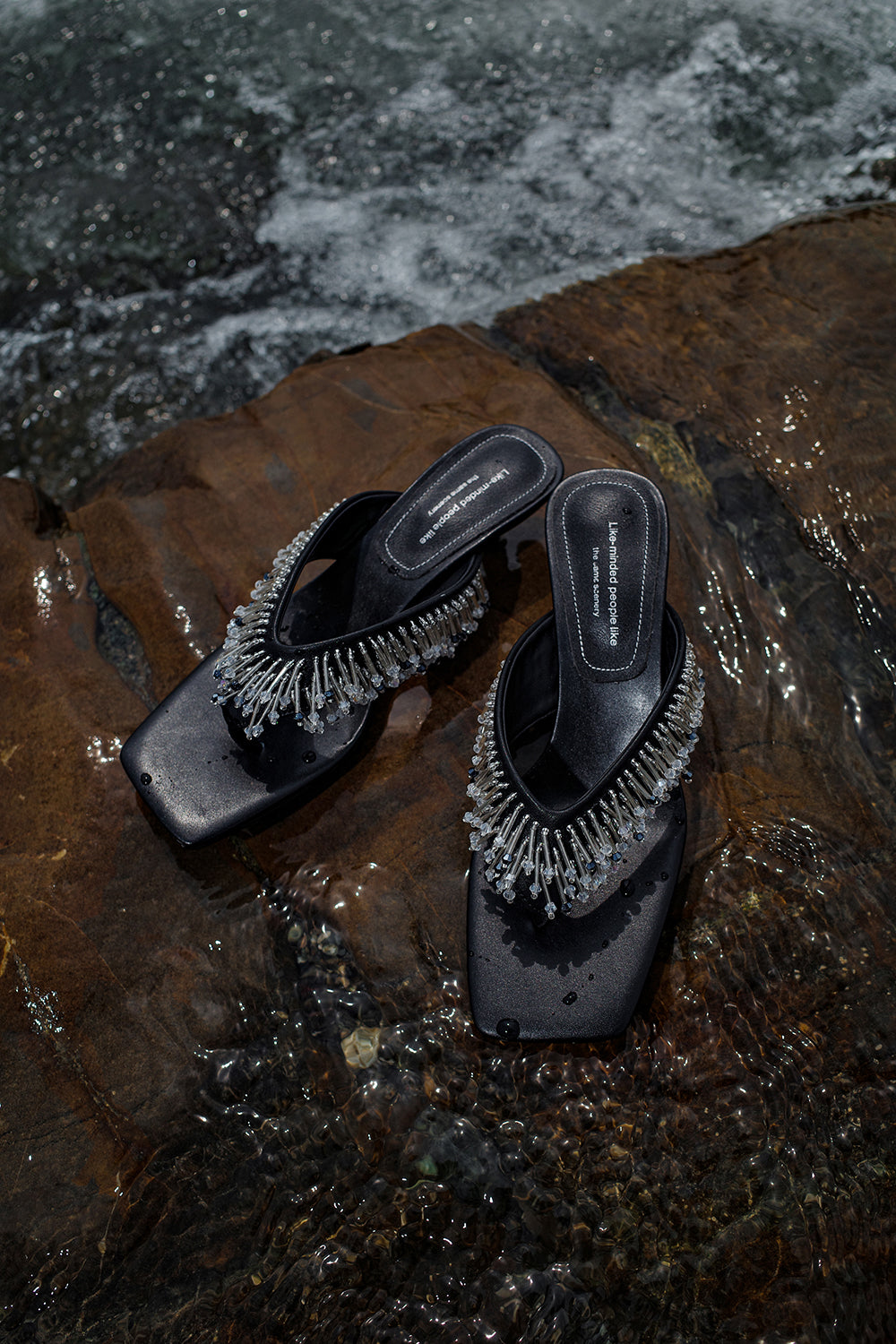 海風に揺れるタッセルハイヒールサンダル（Black Breezy Tassel Sandals）