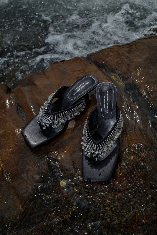 <tc>Black Breezy Tassel Sandals</tc>